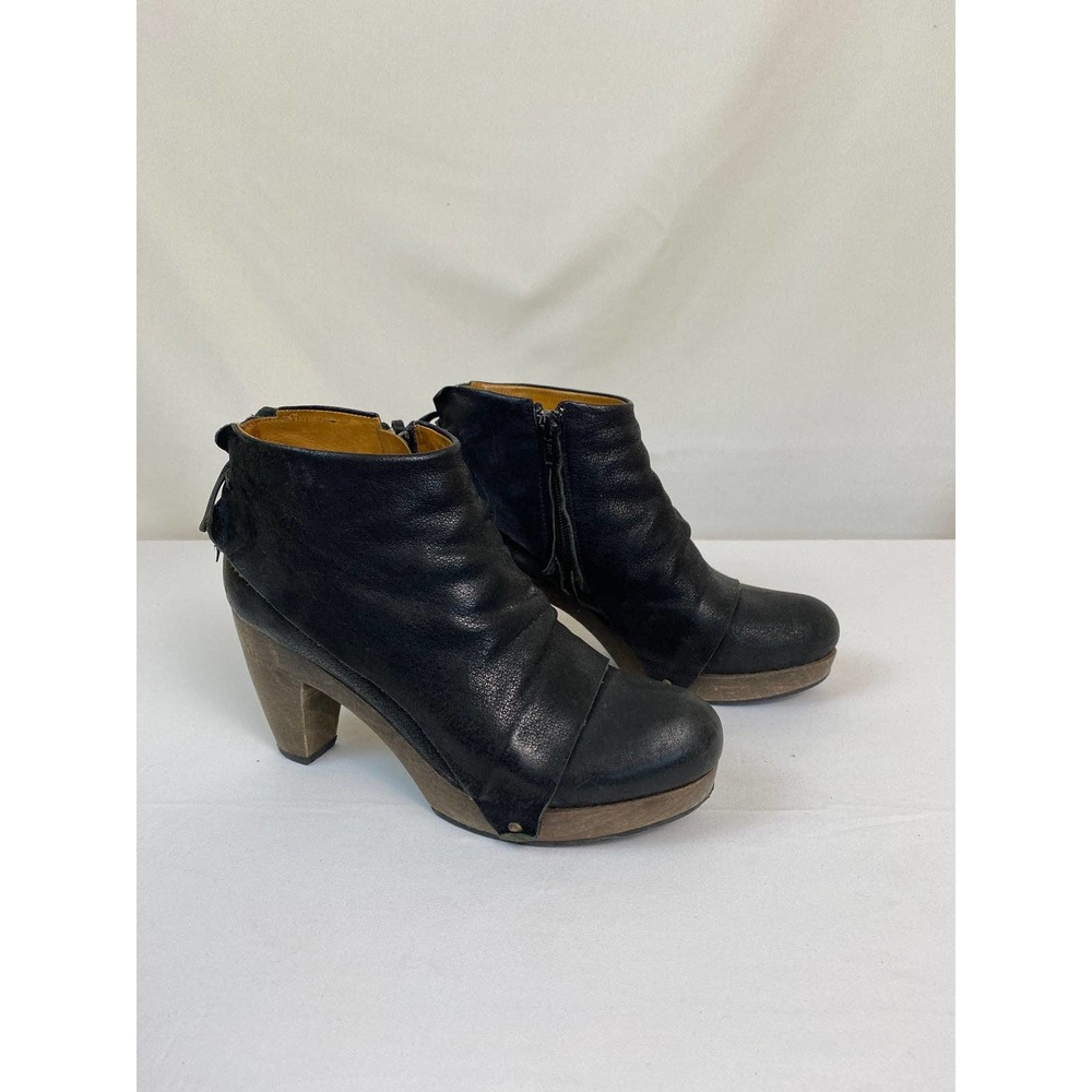 COCLICO Ndakinna Booties on Wooden Platform 38